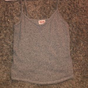 gray tank top